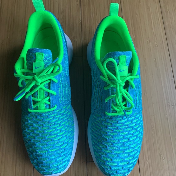 Nike Women’s Roshe One Flyknit Size 8 - Picture 3 of 7